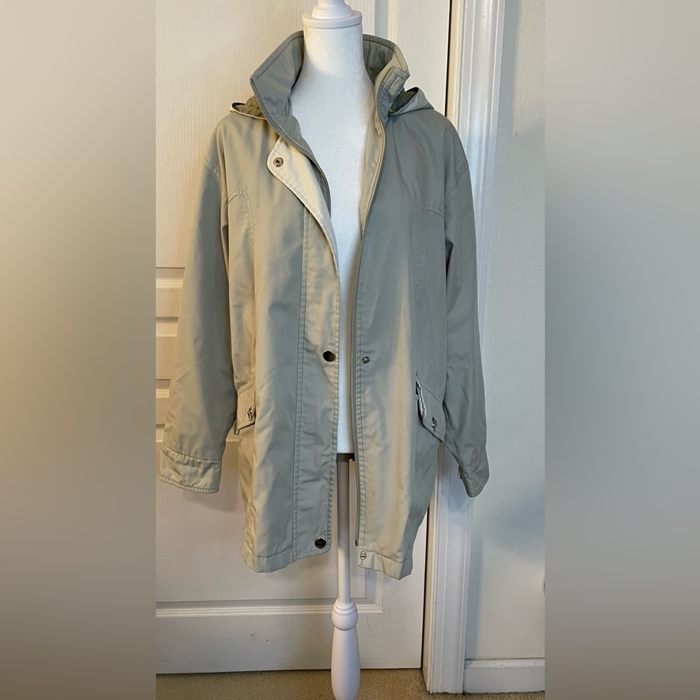 Vintage Izzi Outerwear. EUC. Size M. Beige Raincoat with detachable hood.